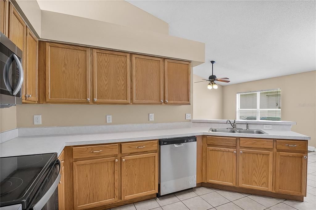Active With Contract: $379,900 (3 beds, 2 baths, 1719 Square Feet)