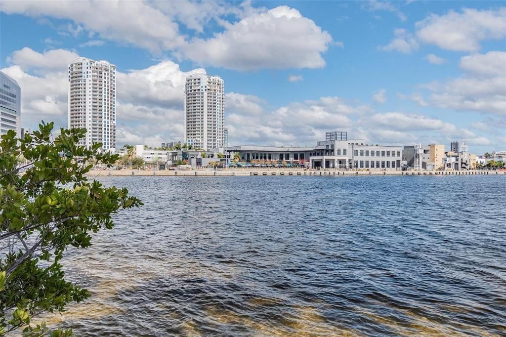 Active With Contract: $600,000 (3 beds, 2 baths, 1481 Square Feet)