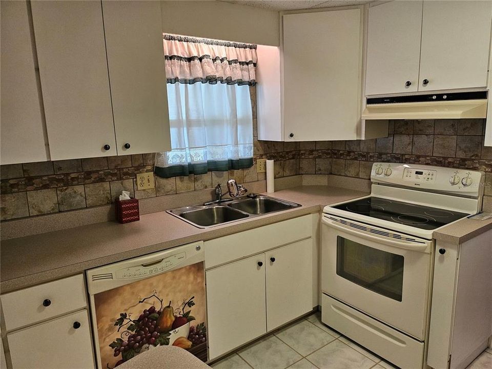 Под контрактом: $129,000 (2 спален, 2 ванн, 1152 Квадратных фут)