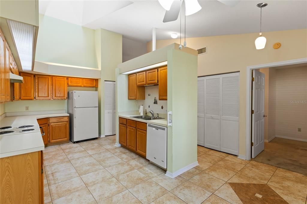 For Sale: $225,000 (2 beds, 2 baths, 1104 Square Feet)