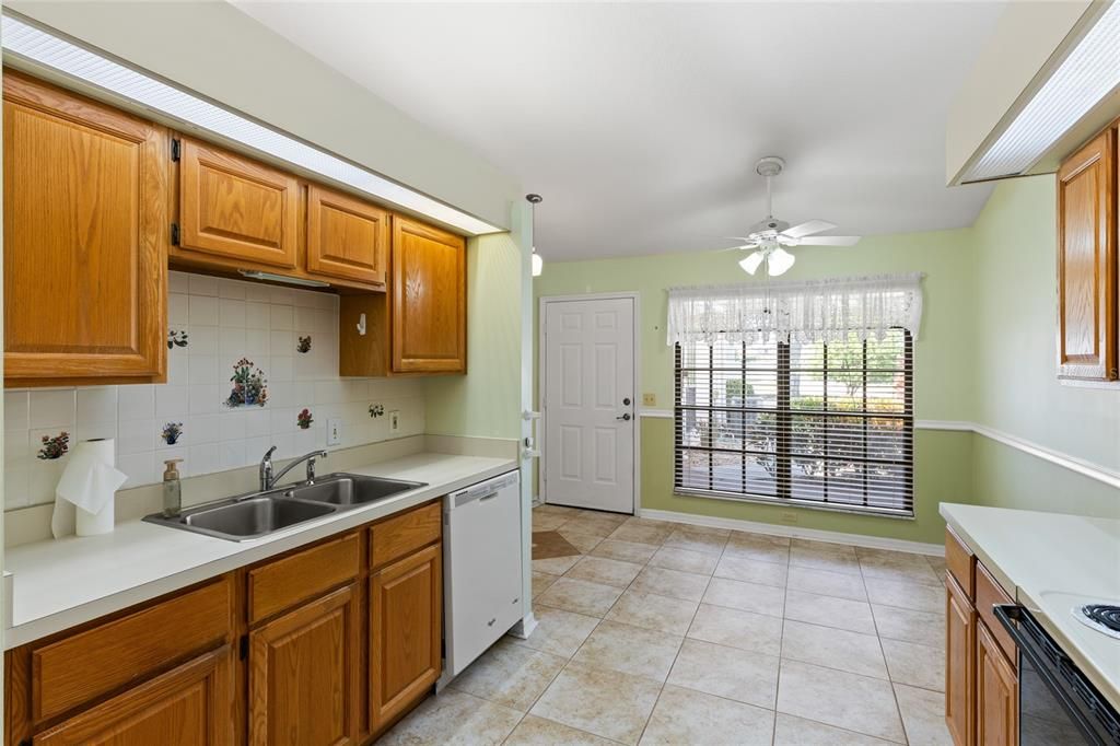 For Sale: $225,000 (2 beds, 2 baths, 1104 Square Feet)