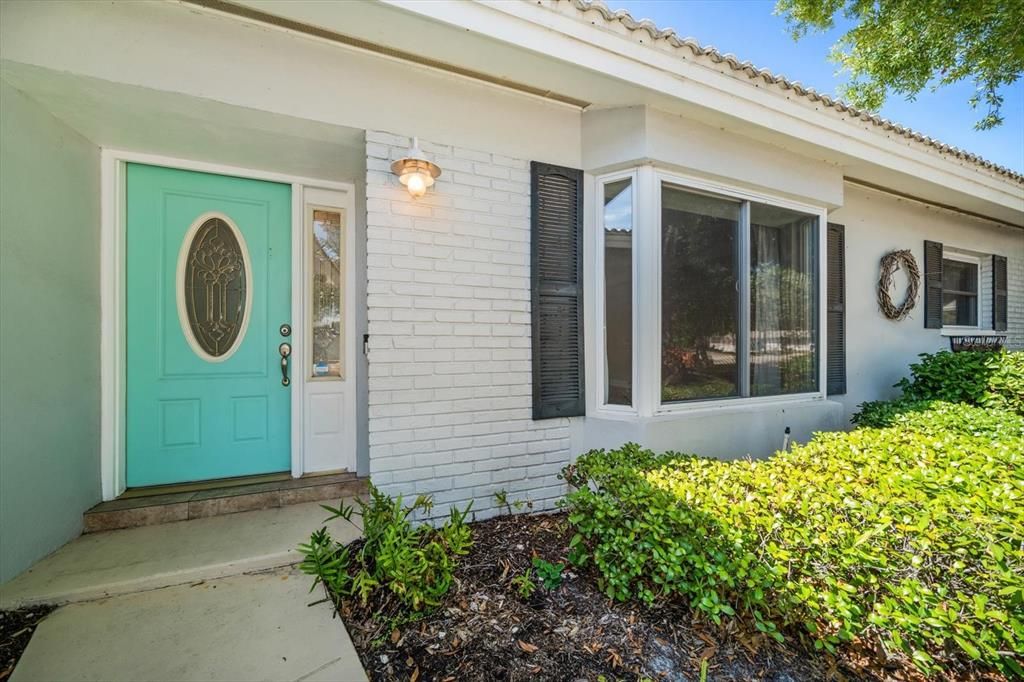 Cheerful front entry with leaded glass window and bay window lets in plenty of light!