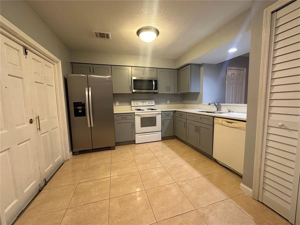 For Rent: $1,650 (2 beds, 1 baths, 992 Square Feet)