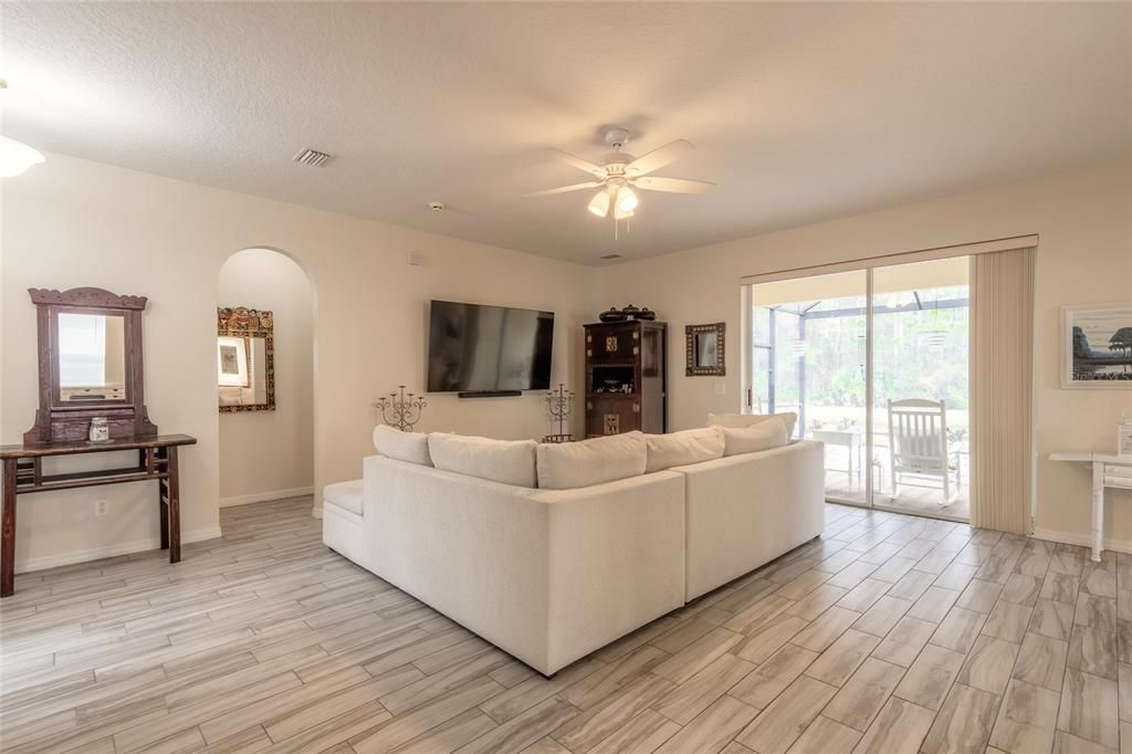 For Sale: $369,000 (3 beds, 2 baths, 1665 Square Feet)