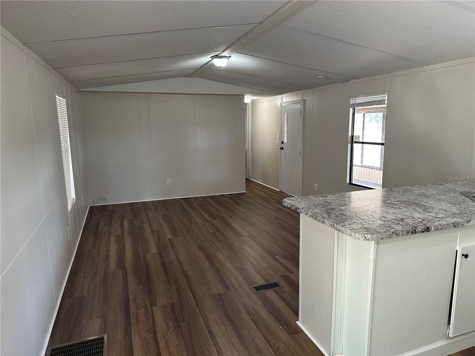 For Sale: $179,000 (2 beds, 2 baths, 924 Square Feet)