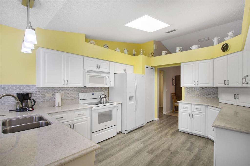 Upgraded Kitchen w/ Quartz Countertops