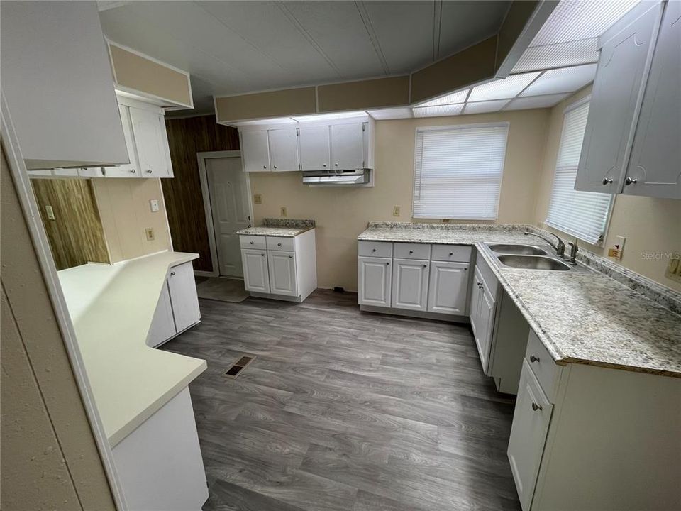 Active With Contract: $209,500 (2 beds, 2 baths, 1152 Square Feet)