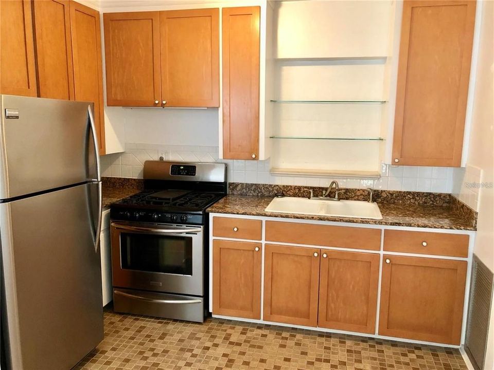 For Rent: $1,750 (1 beds, 1 baths, 865 Square Feet)
