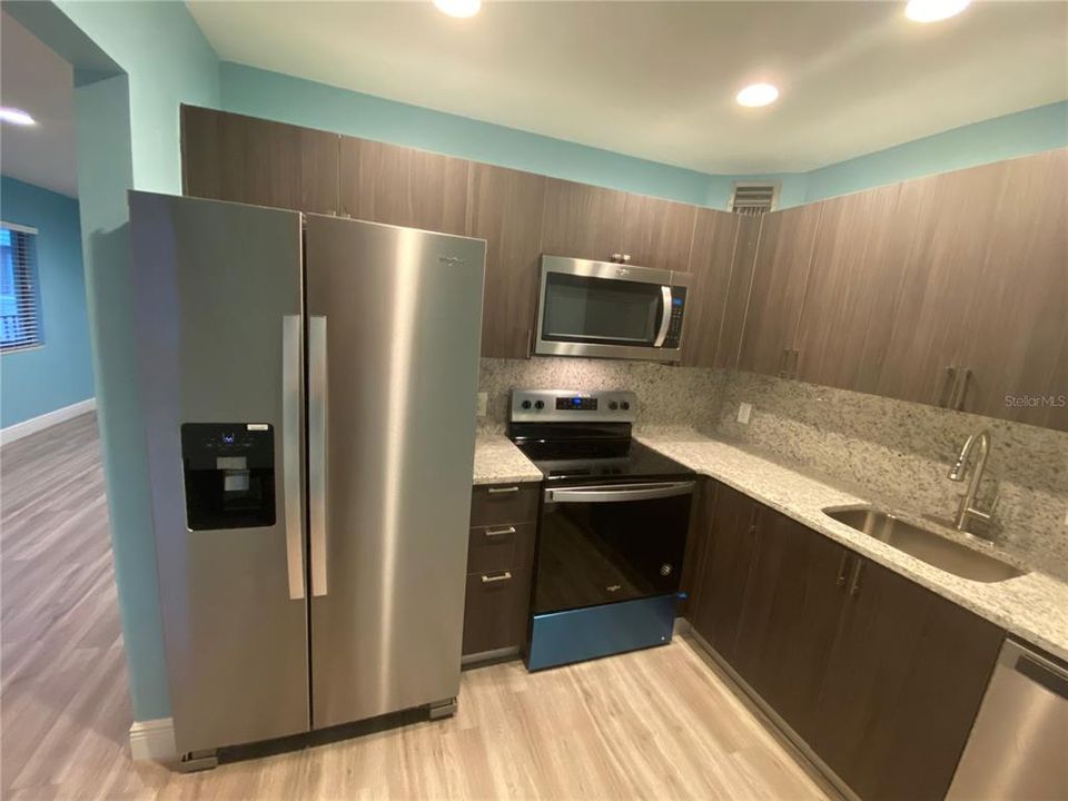 Active With Contract: $1,800 (2 beds, 2 baths, 953 Square Feet)