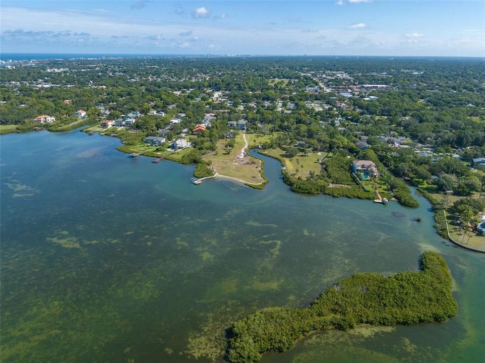 На продажу: $2,750,000 (5.22 acres)