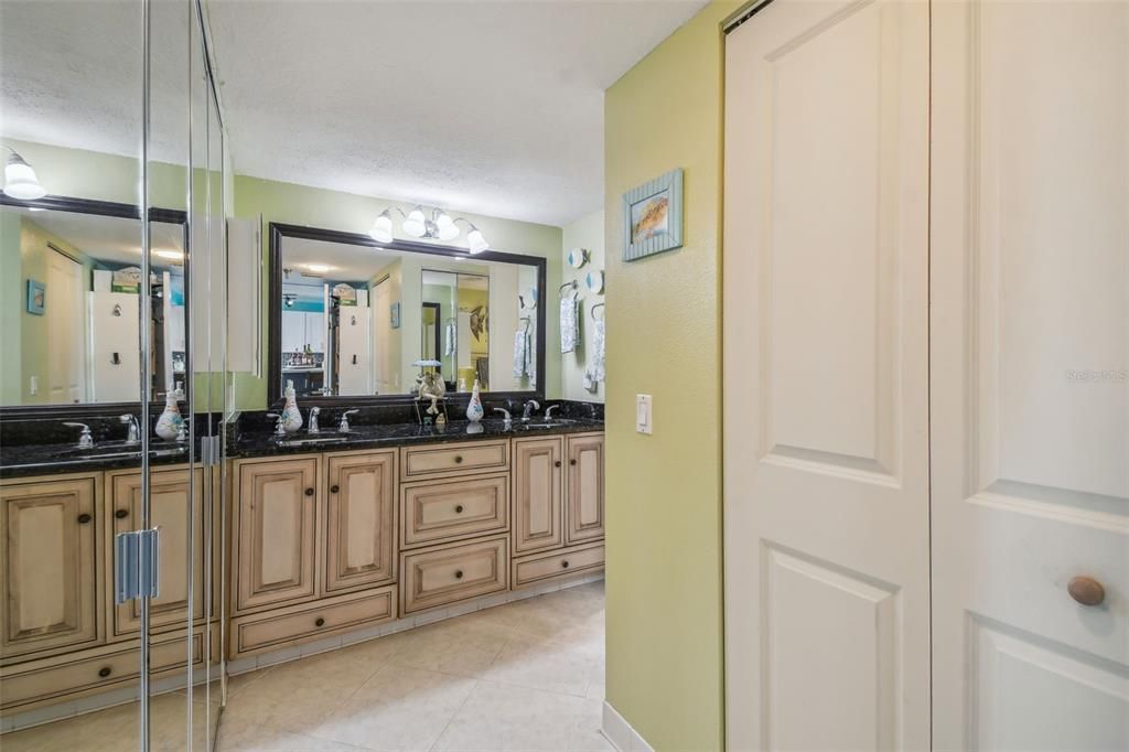 For Sale: $479,900 (2 beds, 2 baths, 1236 Square Feet)