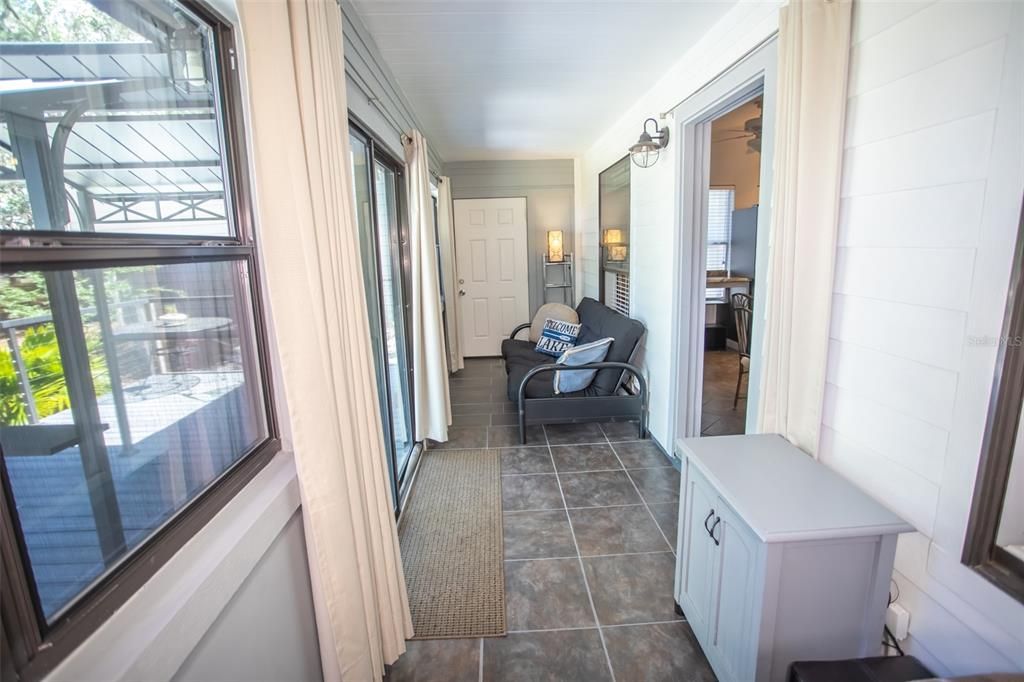 Active With Contract: $257,000 (1 beds, 1 baths, 924 Square Feet)