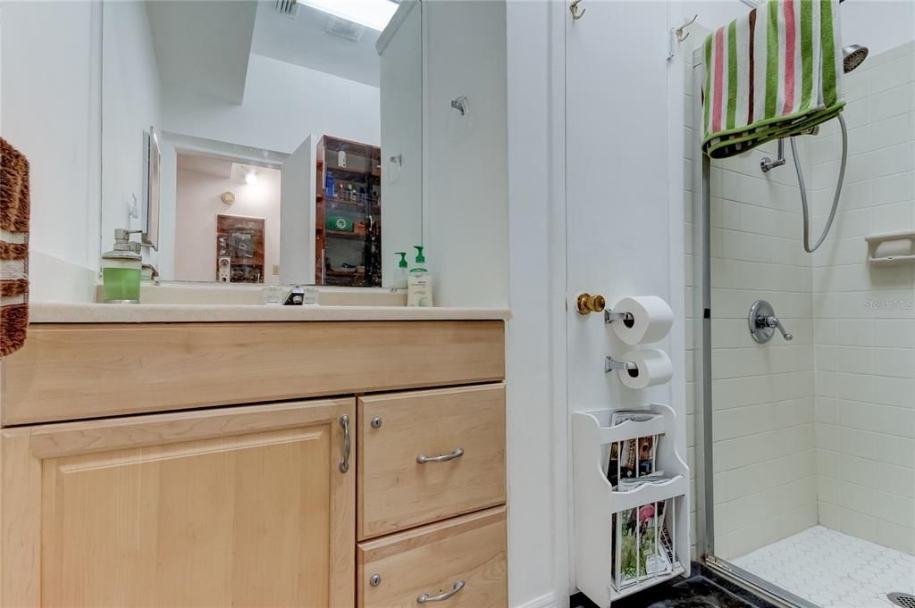 Full bath between Dining room and Kitchen