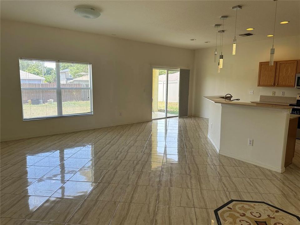 Active With Contract: $2,100 (3 beds, 2 baths, 1550 Square Feet)