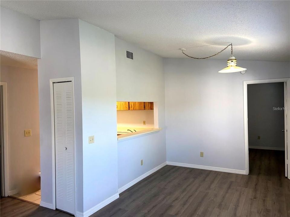 For Sale: $154,900 (2 beds, 2 baths, 912 Square Feet)