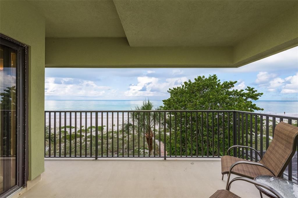 2 A WINDOW WALL, 10 WINDOWS OVERLOOKING BEACH