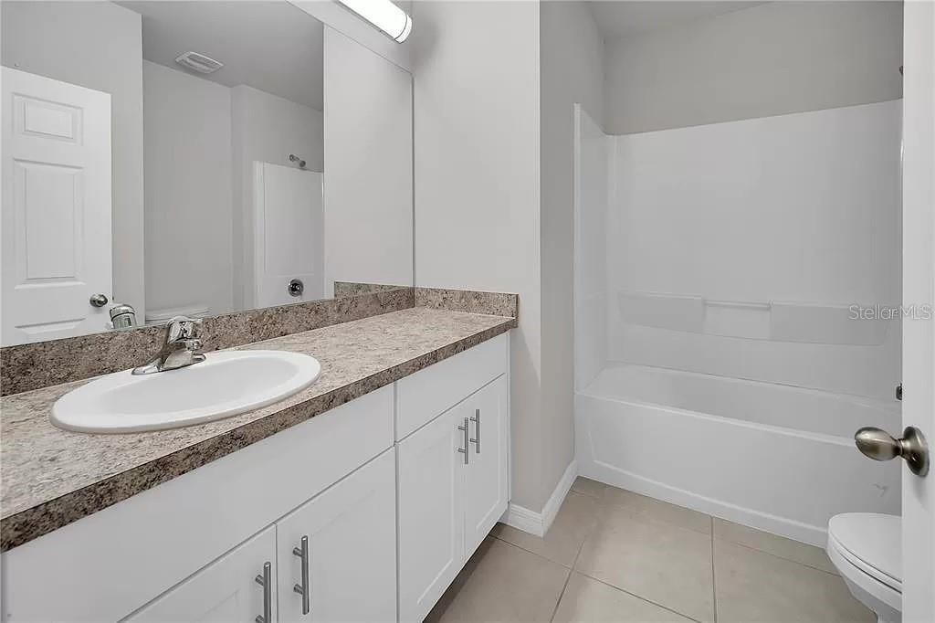 For Rent: $2,595 (4 beds, 2 baths, 2339 Square Feet)