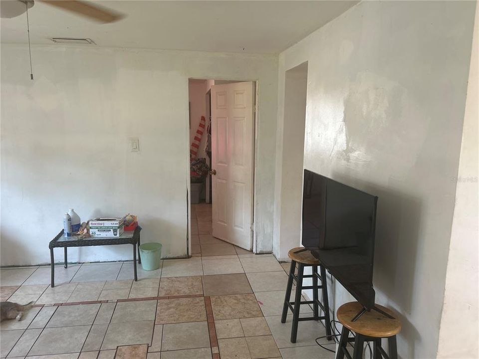 Active With Contract: $260,000 (3 beds, 1 baths, 936 Square Feet)