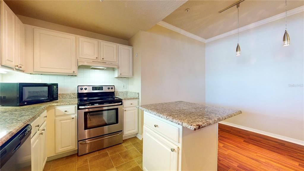 Active With Contract: $2,795 (2 beds, 2 baths, 1073 Square Feet)