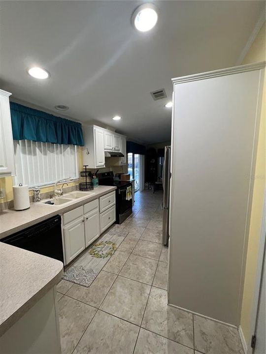 Active With Contract: $249,900 (3 beds, 2 baths, 1593 Square Feet)