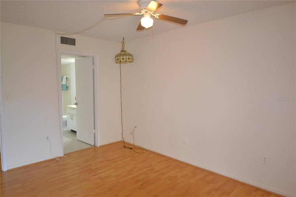 Recently Rented: $1,200 (1 beds, 1 baths, 708 Square Feet)