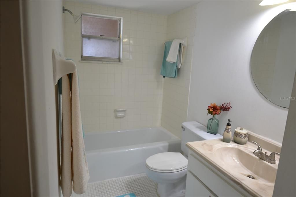 Recently Rented: $1,200 (1 beds, 1 baths, 708 Square Feet)