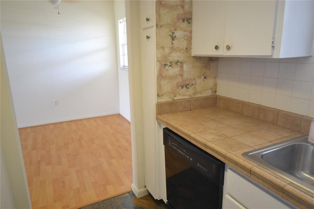 Recently Rented: $1,200 (1 beds, 1 baths, 708 Square Feet)