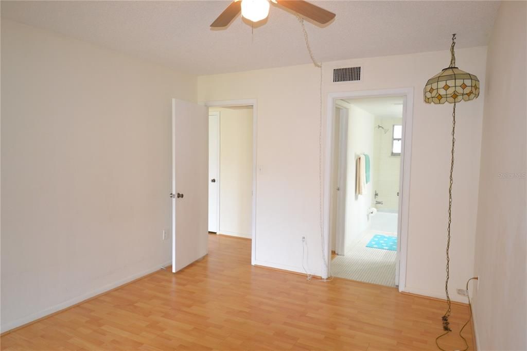 Recently Rented: $1,200 (1 beds, 1 baths, 708 Square Feet)