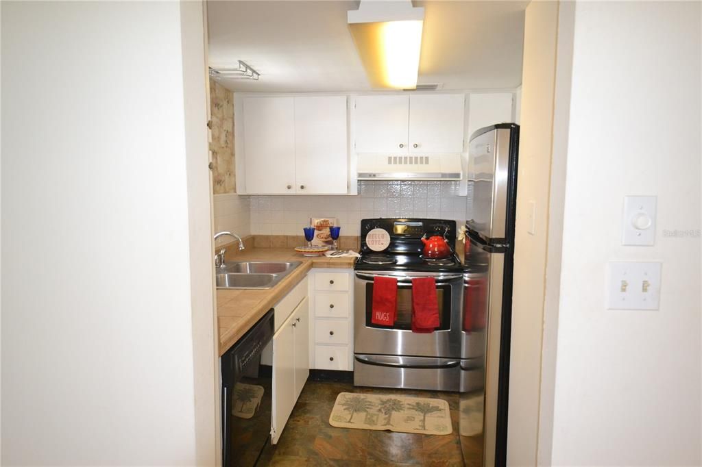 Recently Rented: $1,200 (1 beds, 1 baths, 708 Square Feet)