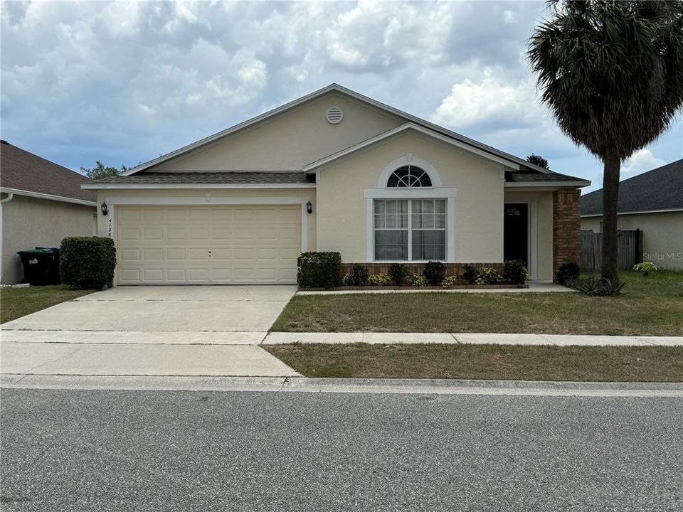 Active With Contract: $2,750 (4 beds, 2 baths, 1984 Square Feet)