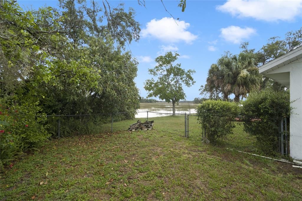 Side fenced yard