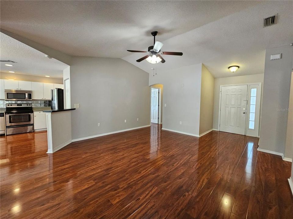 Active With Contract: $329,900 (3 beds, 2 baths, 1395 Square Feet)