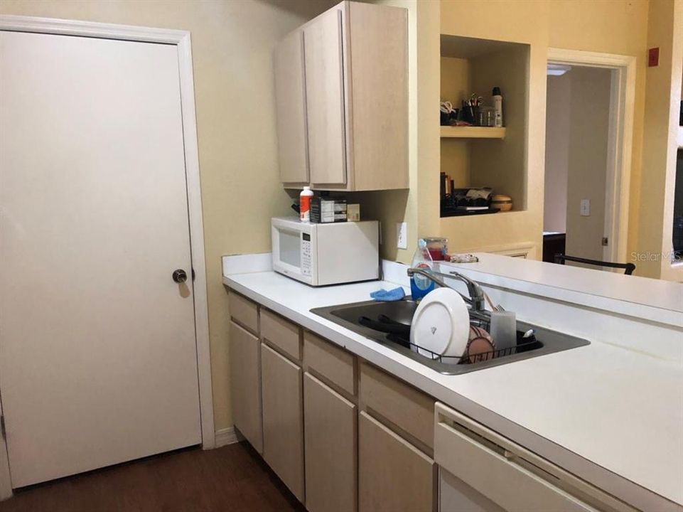 Active With Contract: $1,250 (1 beds, 1 baths, 702 Square Feet)