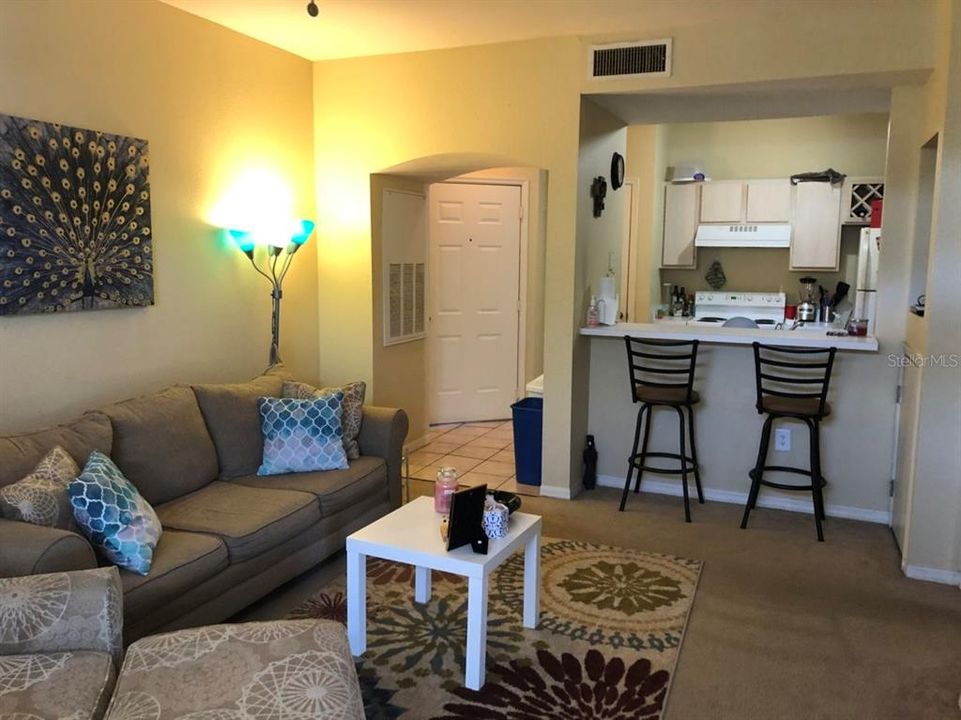 Active With Contract: $1,250 (1 beds, 1 baths, 702 Square Feet)