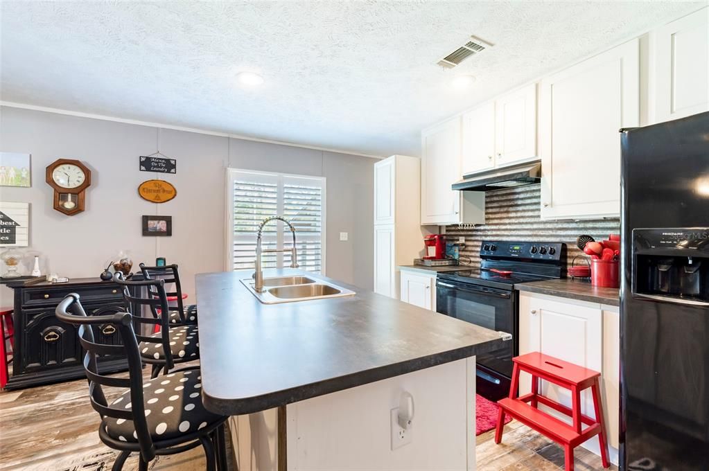 Active With Contract: $169,900 (2 beds, 2 baths, 896 Square Feet)