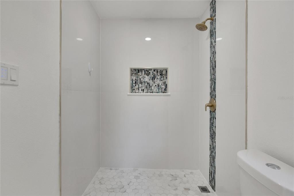 Activo con contrato: $429,999 (3 camas, 2 baños, 1254 Pies cuadrados)