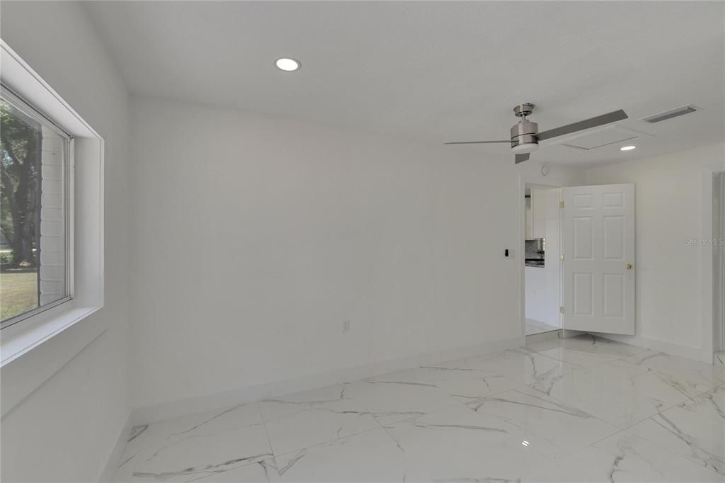 Activo con contrato: $429,999 (3 camas, 2 baños, 1254 Pies cuadrados)