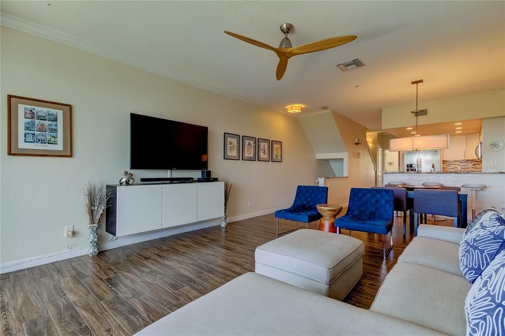 En Venta: $569,000 (3 camas, 3 baños, 1834 Pies cuadrados)