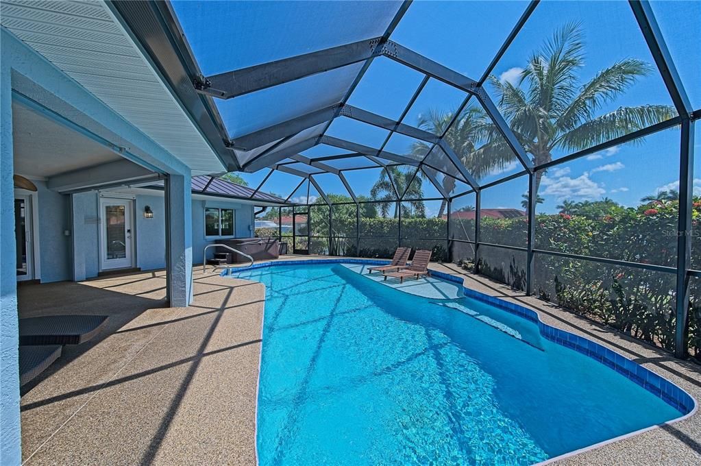 pool with sunshelf / beach