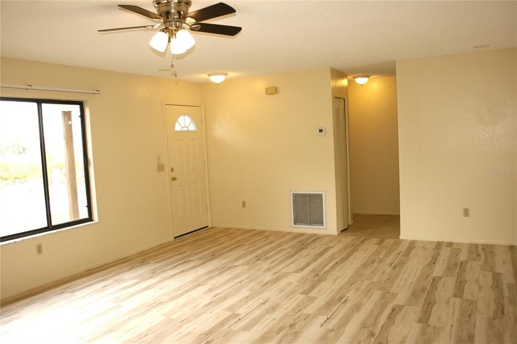 For Sale: $189,000 (2 beds, 2 baths, 972 Square Feet)