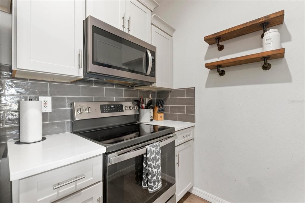 Active With Contract: $225,000 (1 beds, 1 baths, 654 Square Feet)