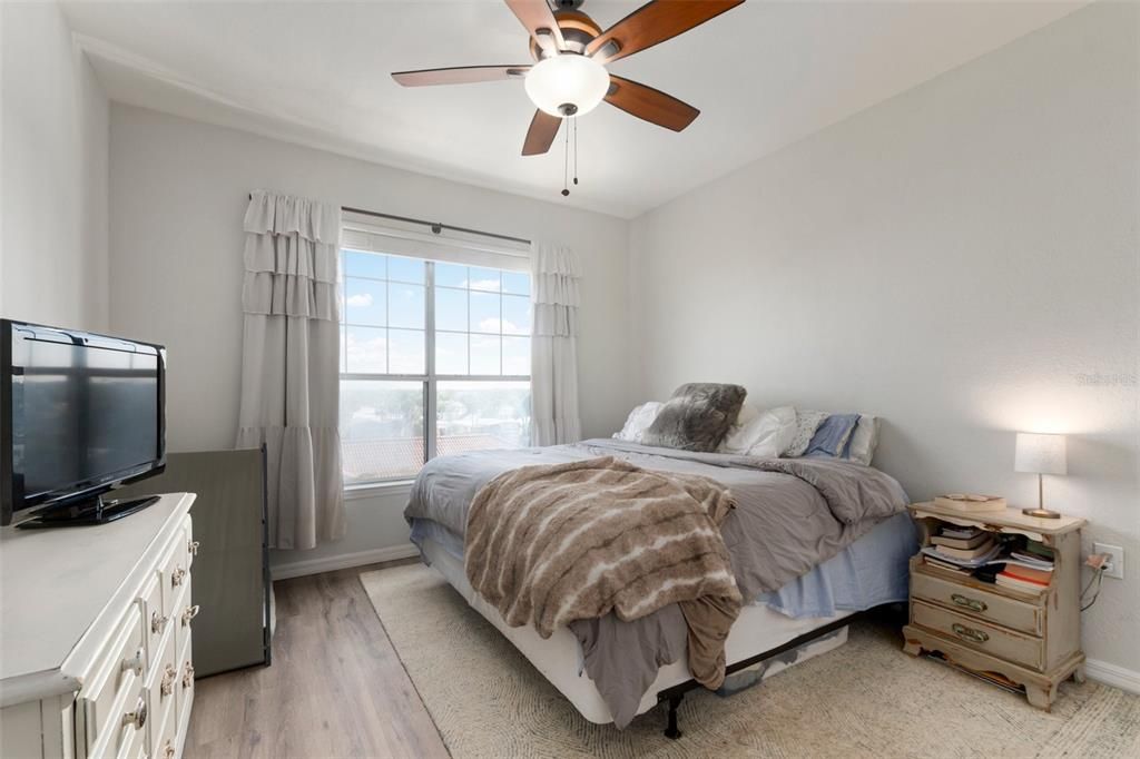 Active With Contract: $225,000 (1 beds, 1 baths, 654 Square Feet)