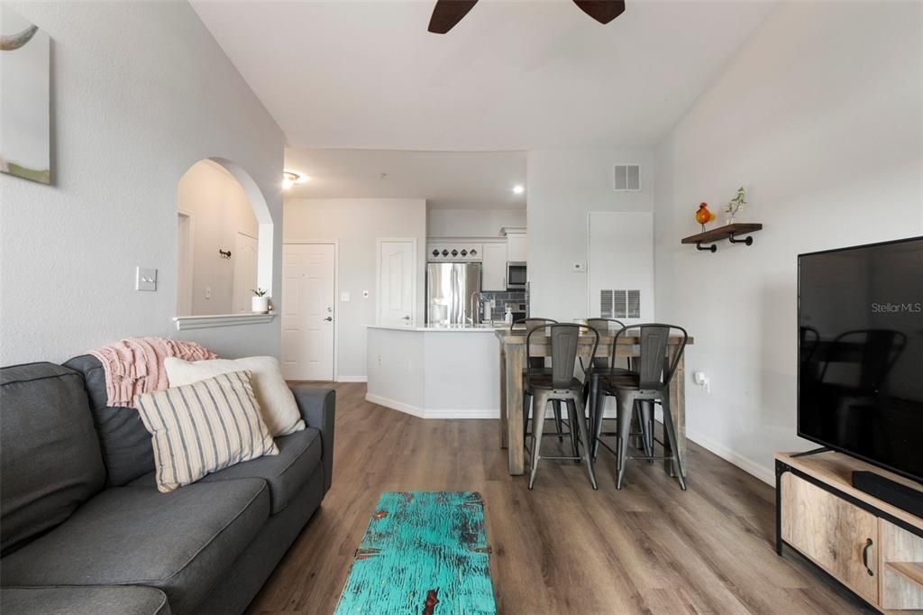 Active With Contract: $225,000 (1 beds, 1 baths, 654 Square Feet)