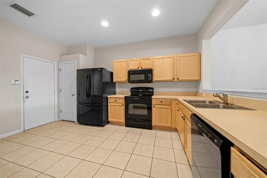 Active With Contract: $225,000 (3 beds, 2 baths, 1584 Square Feet)