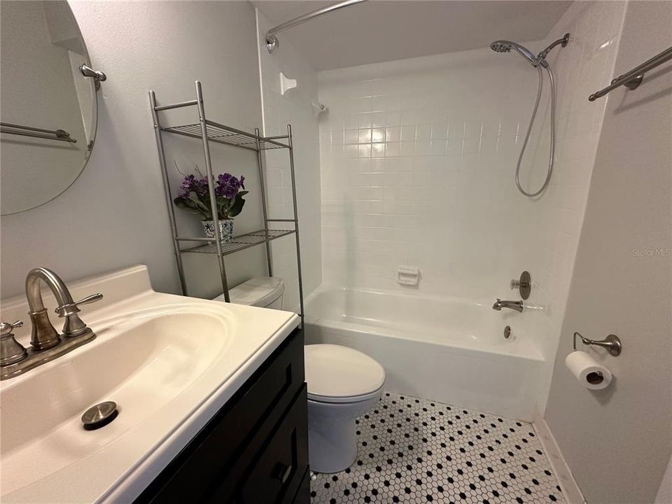 Active With Contract: $1,900 (2 beds, 2 baths, 892 Square Feet)