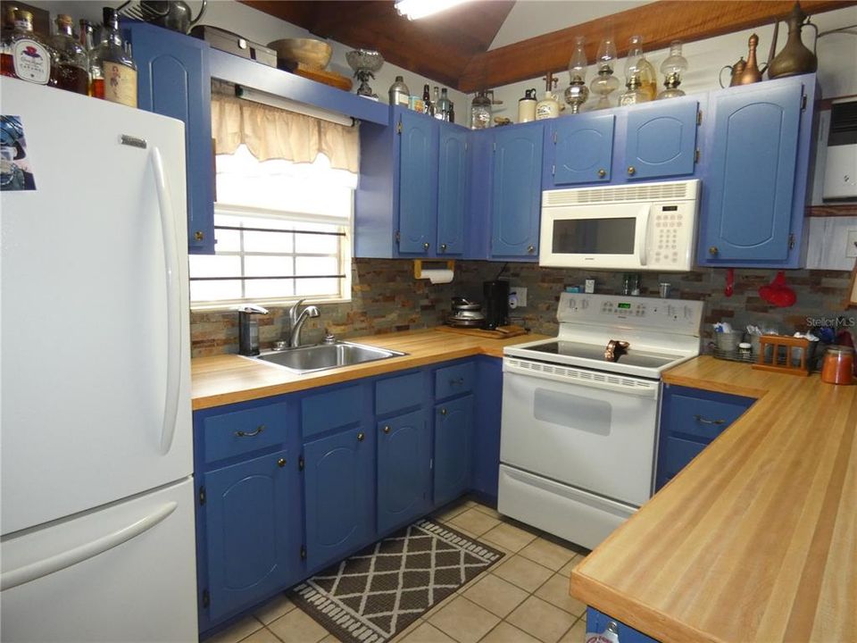 Nice new laminate butcher block counter tops.