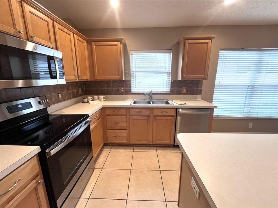 For Rent: $2,750 (4 beds, 2 baths, 1974 Square Feet)