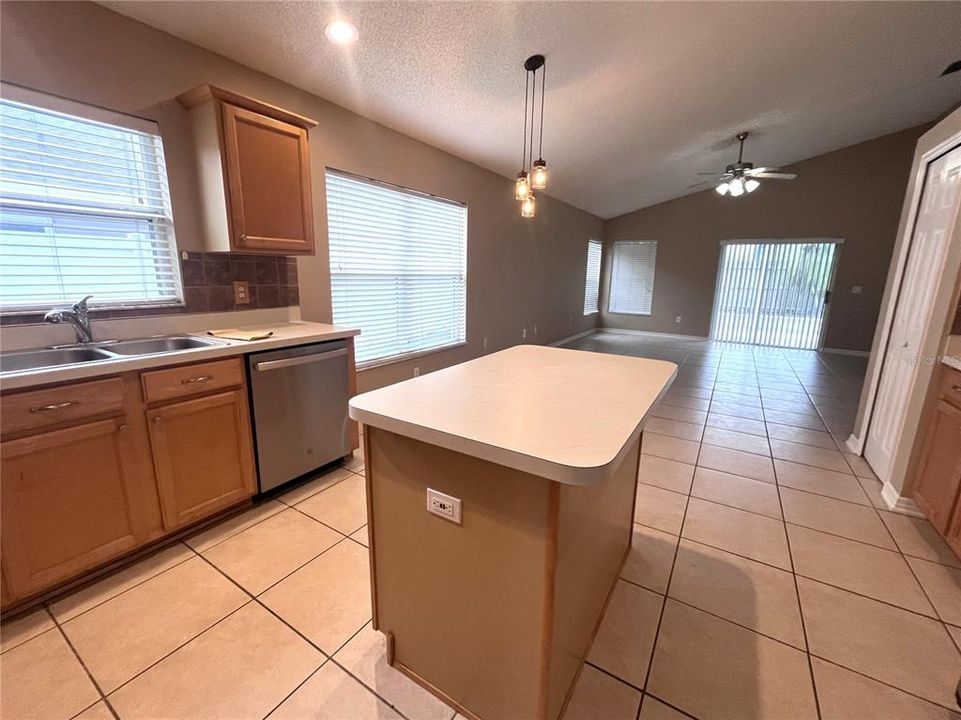 For Rent: $2,750 (4 beds, 2 baths, 1974 Square Feet)