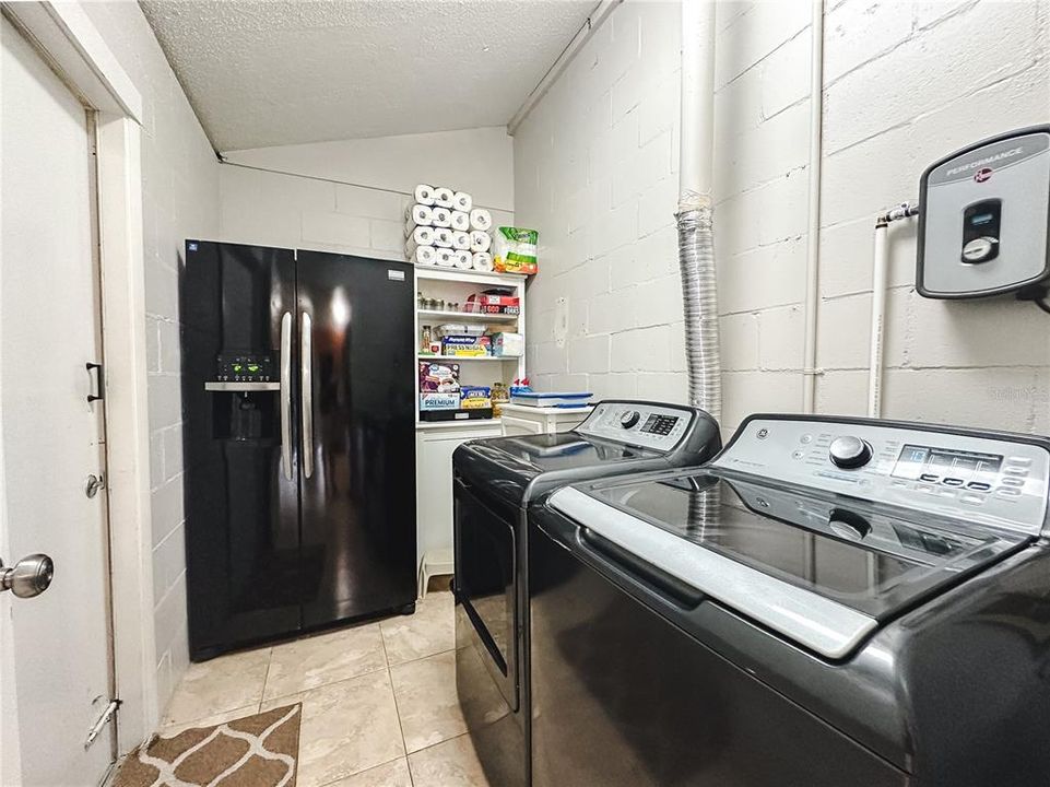 Active With Contract: $274,900 (2 beds, 1 baths, 952 Square Feet)