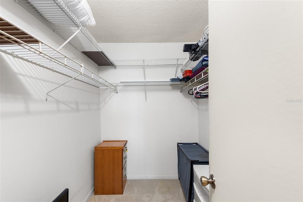 WALK-IN CLOSET